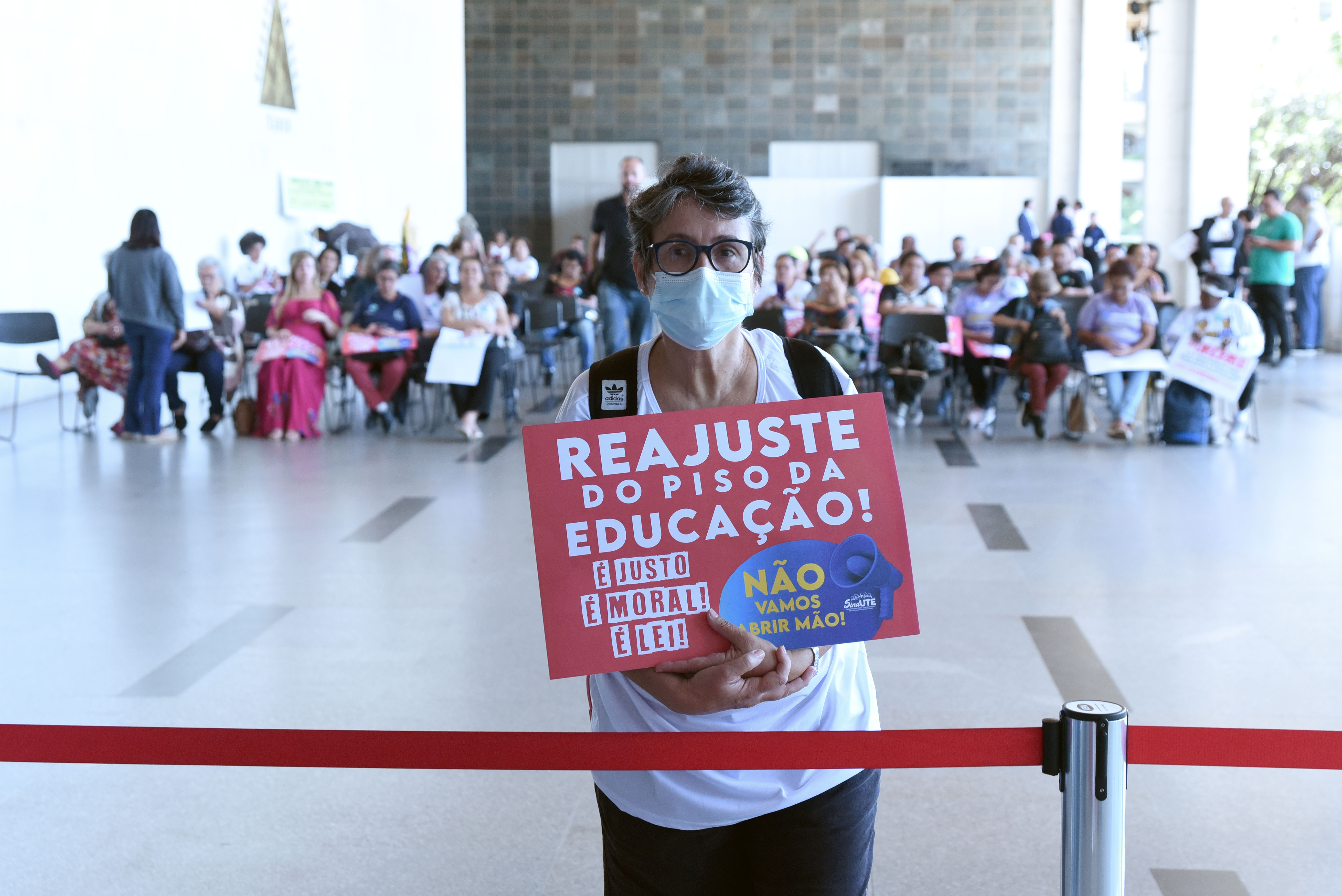 Profissionais comparecem à audiência pública para cobrar reajuste justo no piso da educação.