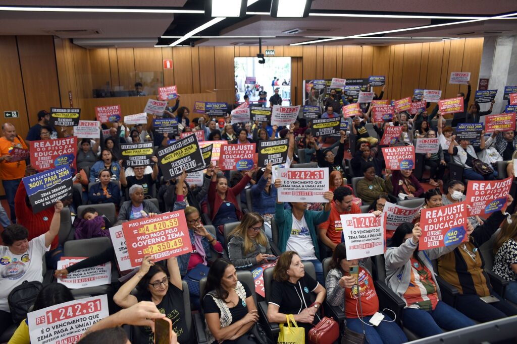 Profissionais da área comparecem à audiência pública da ALMG para reivindicar seus direitos no reajuste do piso da educação. 