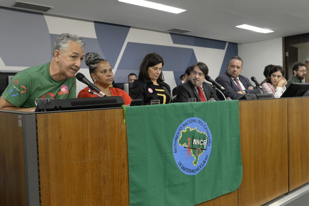 Rui Batista de Moraes (representante da Associação dos Catadores de Materiais Recicláveis de Lagoa da Prata), Neli de Souza Silva Medeiros (liderança do Movimento Nacional dos Catadores de Materiais Recicláveis - MNCR e Secretária Executiva do Fórum Lixo e Cidadania), Valéria Trindade de Araujo Silva (auditora fiscal da Receita Estadual, assessora da diretoria de Análise de Investimentos da Superintendência de Tributação), Jefferson Nery Chaves (auditor fiscal da Receita Estadual e assessor especial da Subsecretaria da Receita Estadual), Marquinho Lemos (deputado estadual PT/MG), Lohana (deputada estadual PV/MG), Raimundo Nonato Xavier de Andrade (representante da Associação de Coletores de Materiais Recicláveis de Divinópolis), Bruno Nogueira Guimarães (servidor da Coordenaria de Inclusão e Mobilização Sociais - CIMOS)