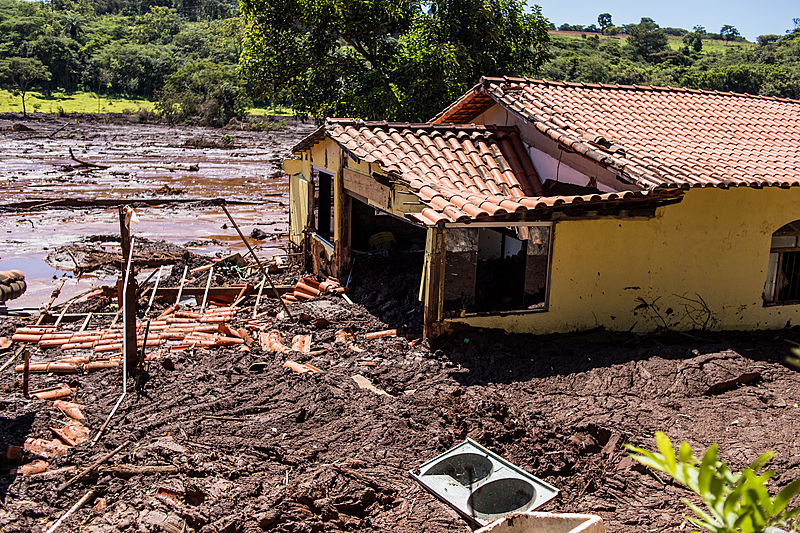 Foto dos destroços deixados pela lama em Brumadinho após o rompimento da barragem de Fundão em Mariana, que impactou milhares de vidas