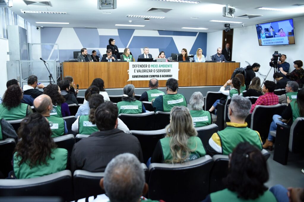 Comissão de Participação Popular debate, a pedido do Sindicato dos Servidores Públicos do Meio Ambiente - Sindsema -, com a Secretária de Planejamento e Gestão a reestruturação das carreiras dos servidores do meio ambiente, conforme acordo homologado pelo Poder Judiciário.