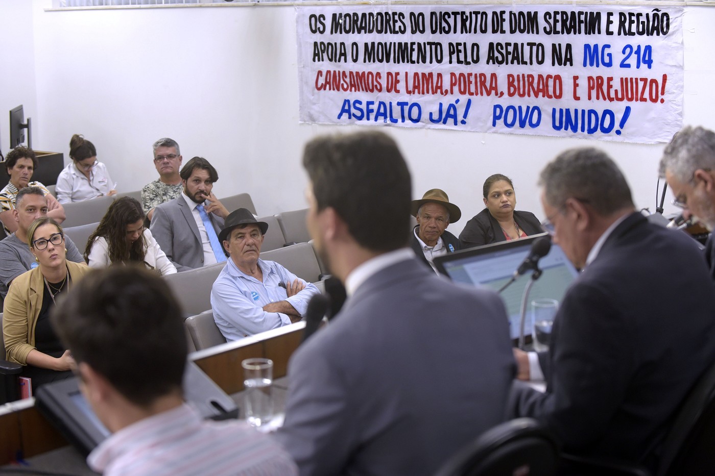 Rodovias que passam pelo Vale do Jequitinhonha estão abandonadas por Zema