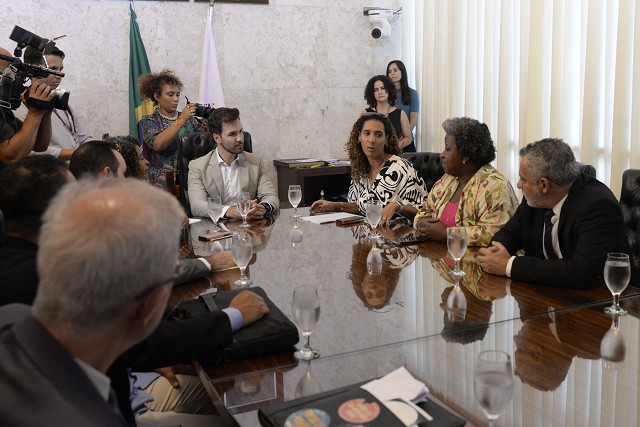 Ministra da Igualdade Racial, Anielle Franco, debate com o presidente da ALMG e deputados do Bloco Democracia e Luta no Salaõ Nobre da Casa.