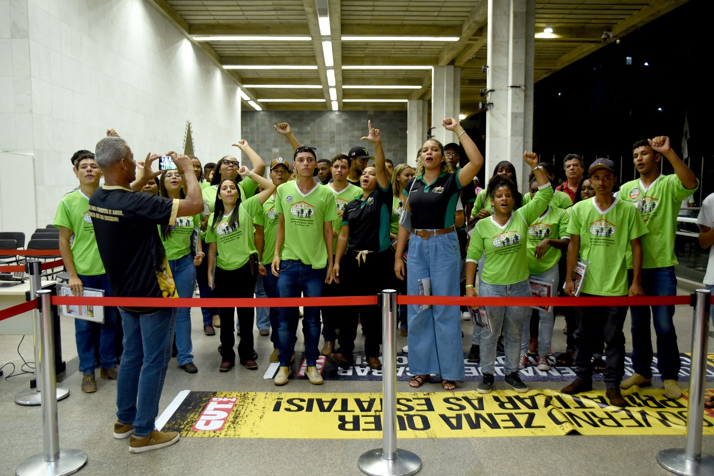 Defensores das Escolas Família Agrícolas (EFAs), todos vestidos de blusas verdes iguais com logo das EFAs, exigem melhores condições e reconhecimento pelo papel fundamental dessas instituições na educação do campo.