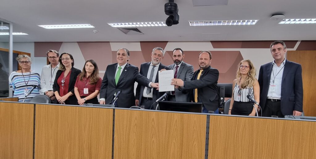 ALMG aprova relatório final da Comissão do Acordo de Mariana a respeito da ineficiência da Fundação Renova em trazer reparação para os atingidos.