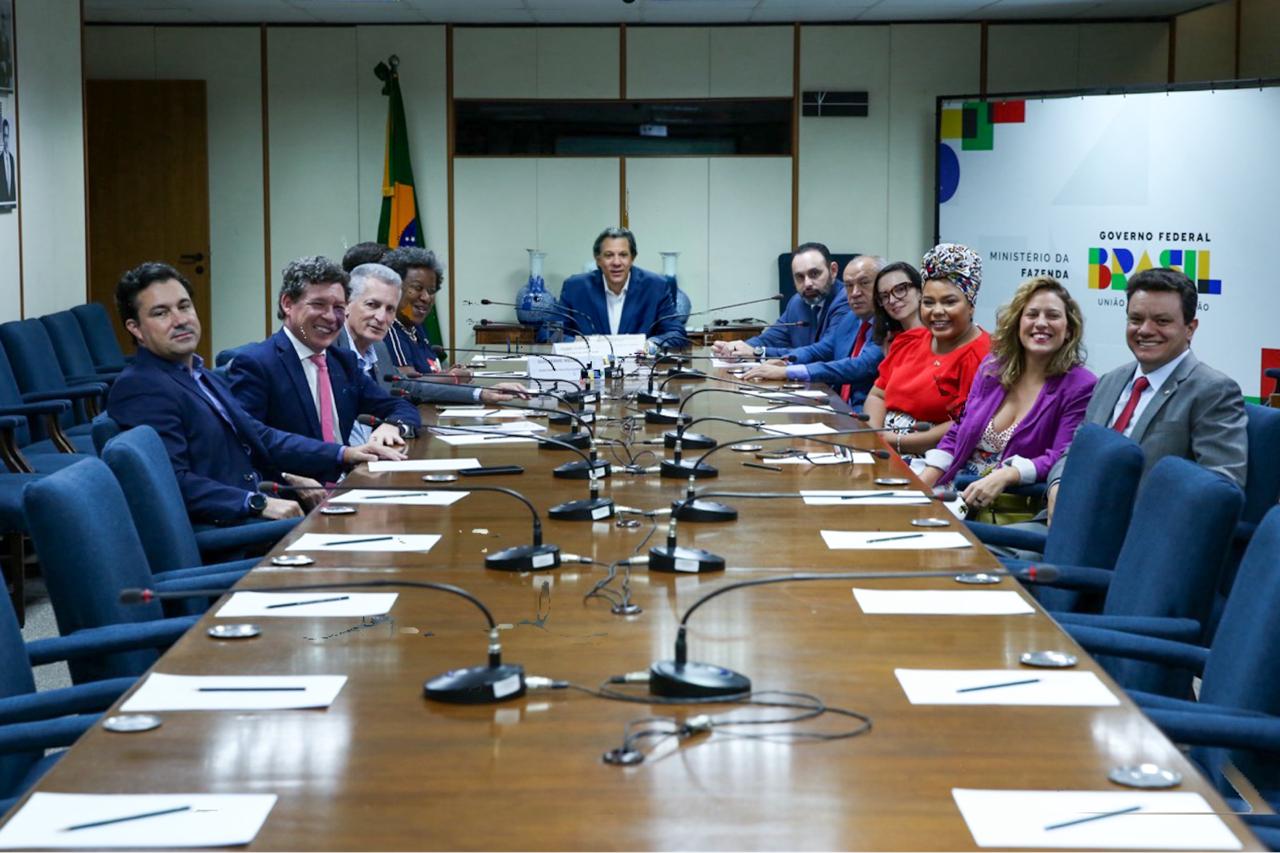 Deputados da Oposição em reunião em Brasília discutindo a dívida de Minas