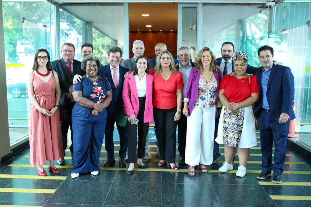 Deputados da Oposição em reunião em Brasília discutindo a dívida de Minas