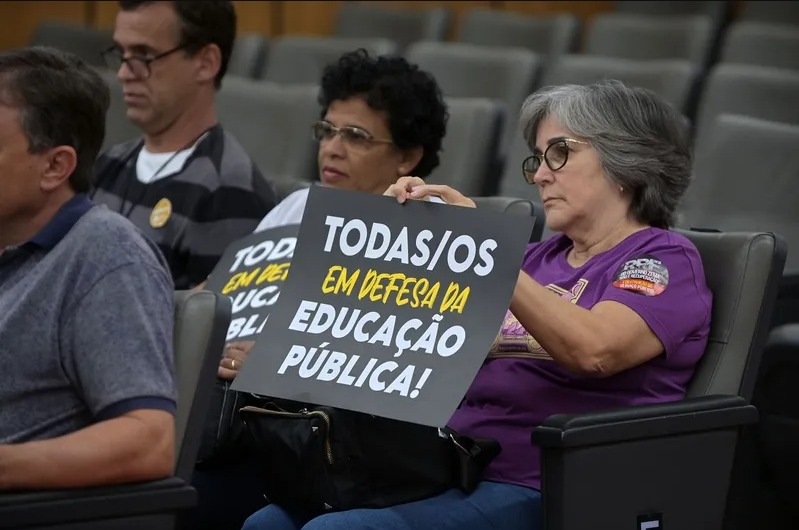 Dia dos professores: educadores denunciam desvalorização por parte do governo Zema