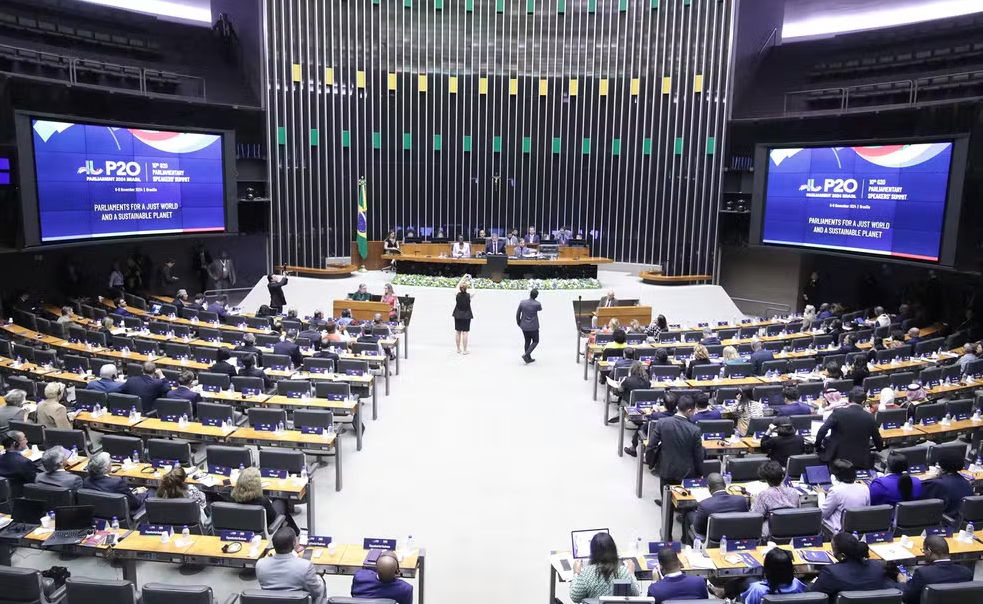 Deputados da oposição se posicionam pelo fim da escala 6x1