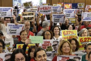 Mais ataques à Educação: Zema mantém veto ao rateio do Fundeb e propõe reajuste abaixo do piso