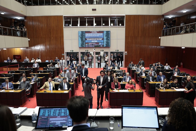 Assembleia derruba veto sobre transferência de servidoras vítimas de violência, mas governo mantém dispositivo que dificulta acesso ao direito