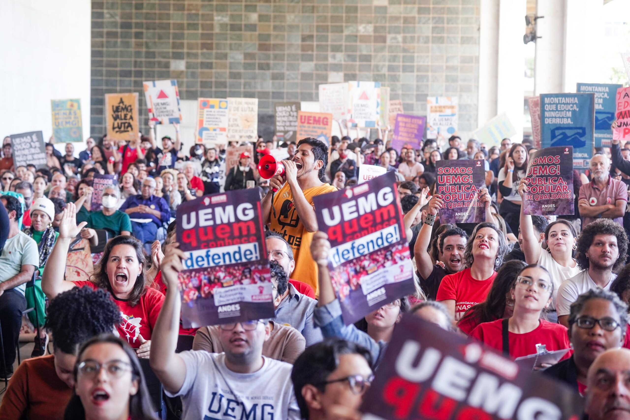 Bloco Democracia e Luta pede o arquivamento de projeto de Zema que ameaça o futuro da Uemg