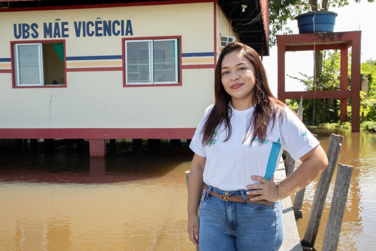 Dayane Carvalho trabalha como tecnica de enfermagem em Careiro da Varzea Bolsa Familia