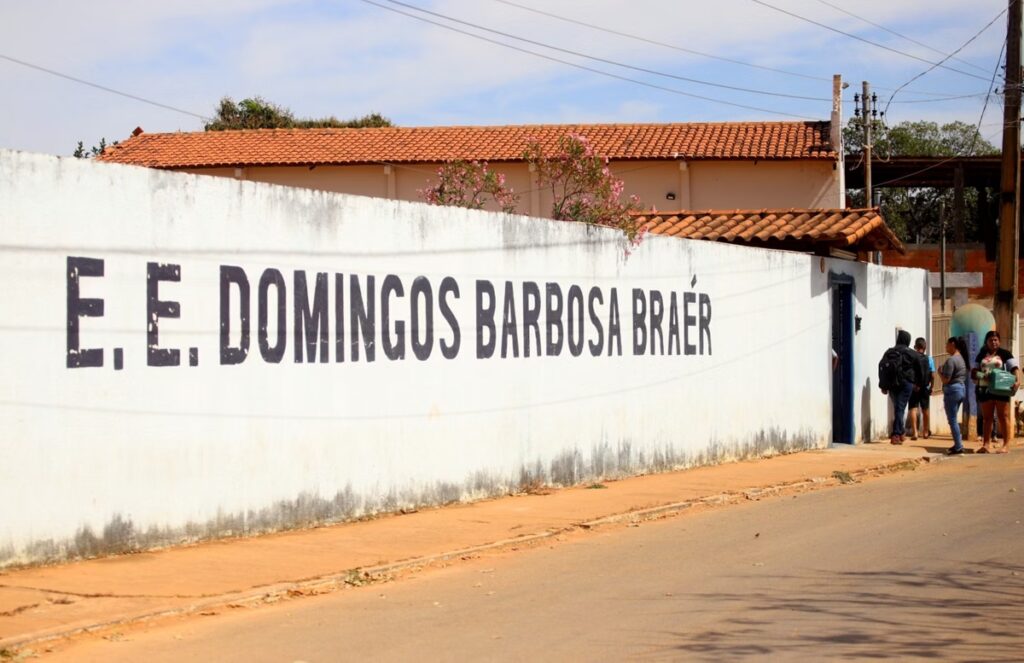 Mais de 500 escolas da rede estadual de MG não têm água e esgoto tratados