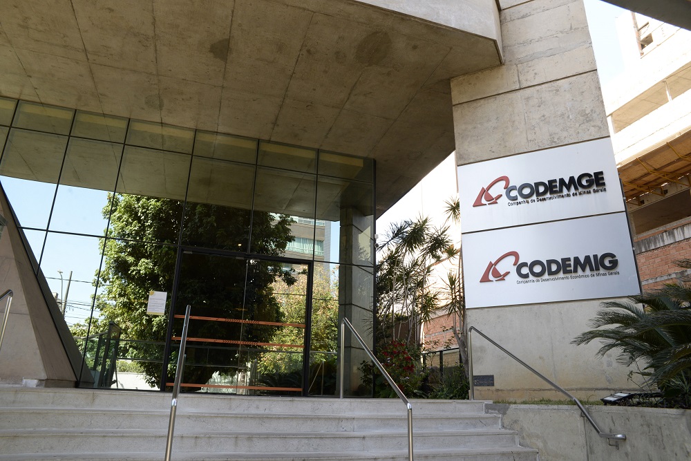 Oposição pressiona por acesso a informações da Codemig e contesta sigilo de Zema