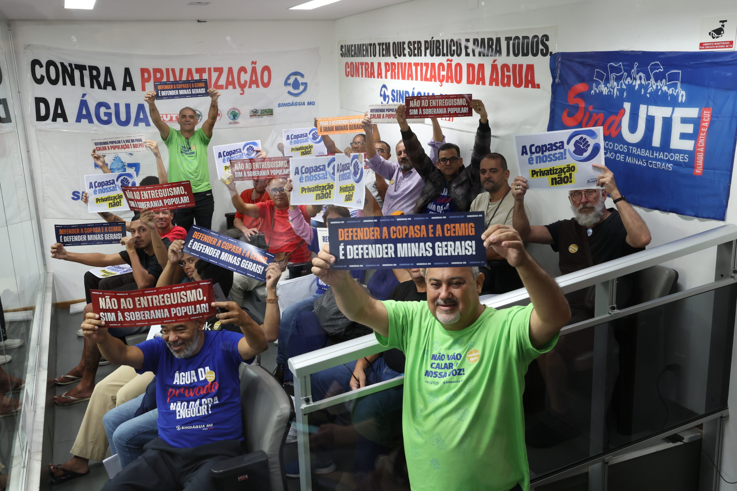 Oposição vence primeira batalha e adia análise da privatização da Copasa