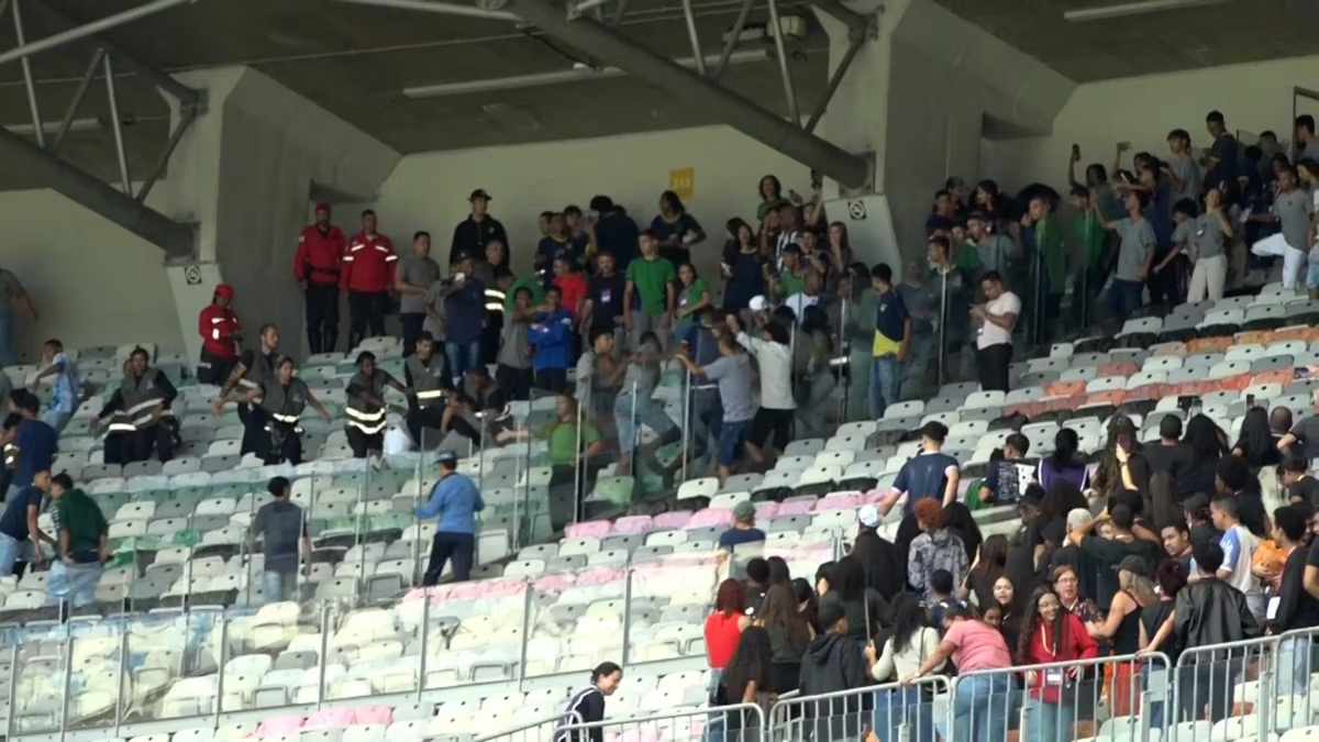 Aulão do caos: Zema transforma educação em palanque e expõe estudantes a risco