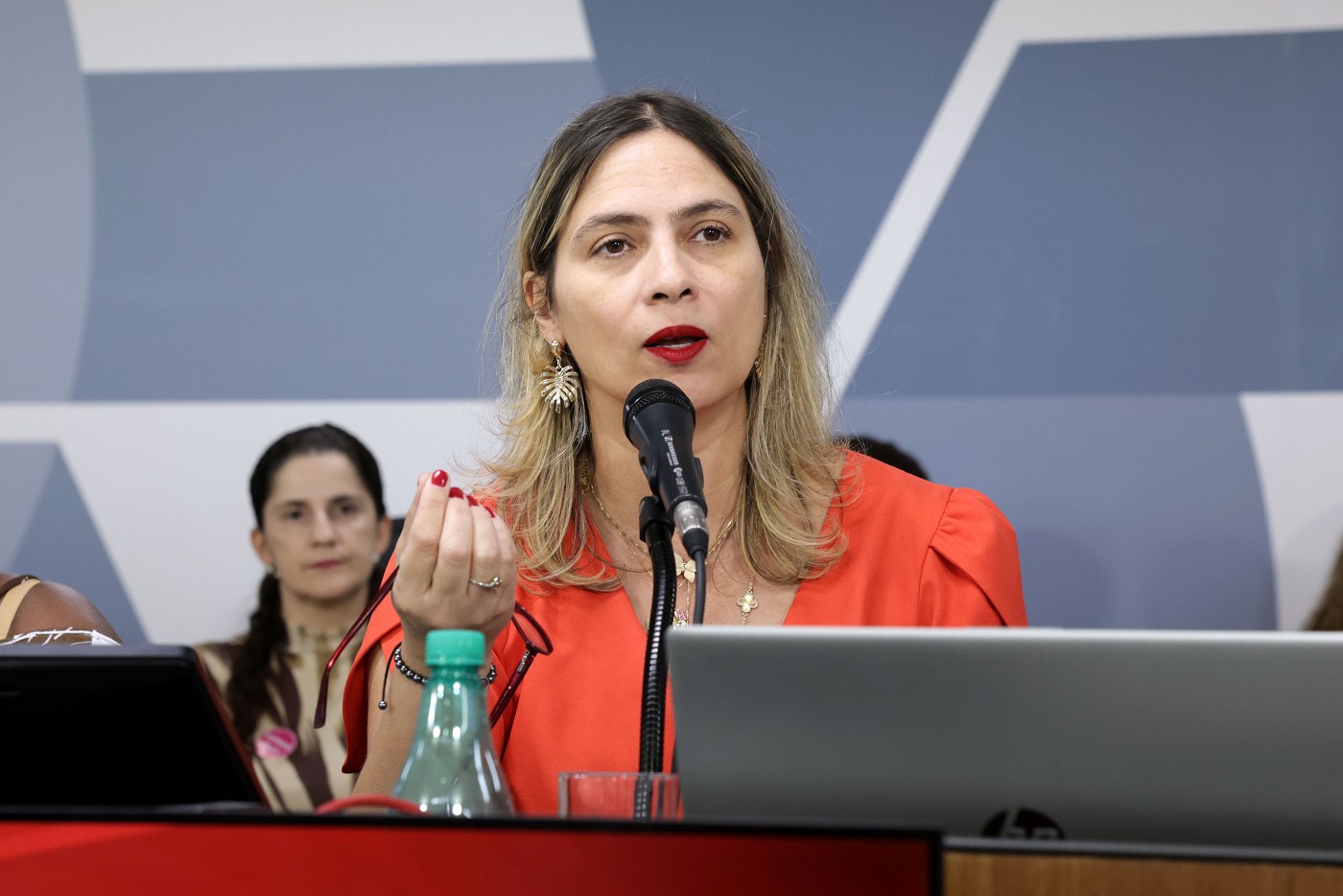 Zema amplia privilégios e Beatriz Cerqueira reage para barrar uso indevido da segurança pública