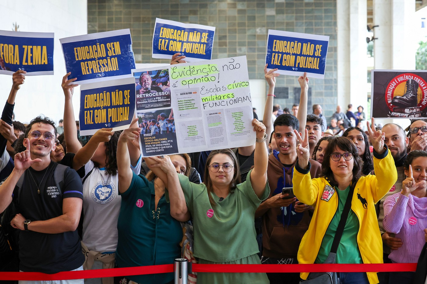 ESCOLA NÃO É QUARTEL: A expansão cívico-militar como ameaça à educação pública em minas