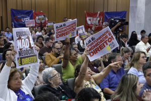 Educação sob disputa: governo insiste onde a Justiça suspende