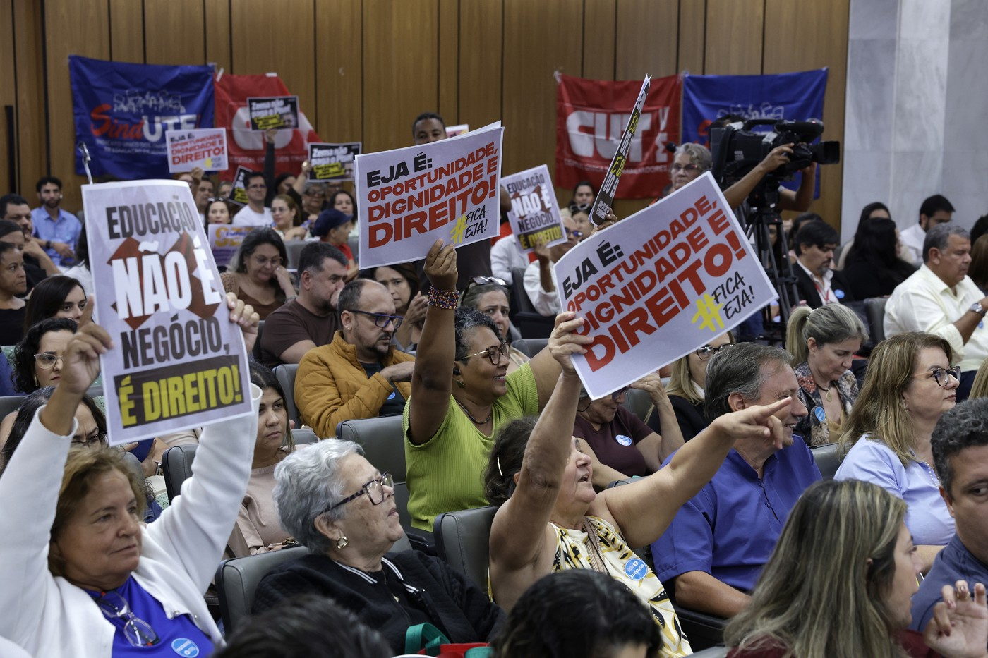 Educação sob disputa: governo insiste onde a Justiça suspende