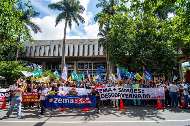 Servidores entram em greve em Minas e escancaram crise na gestão Zema e Mateus Simões