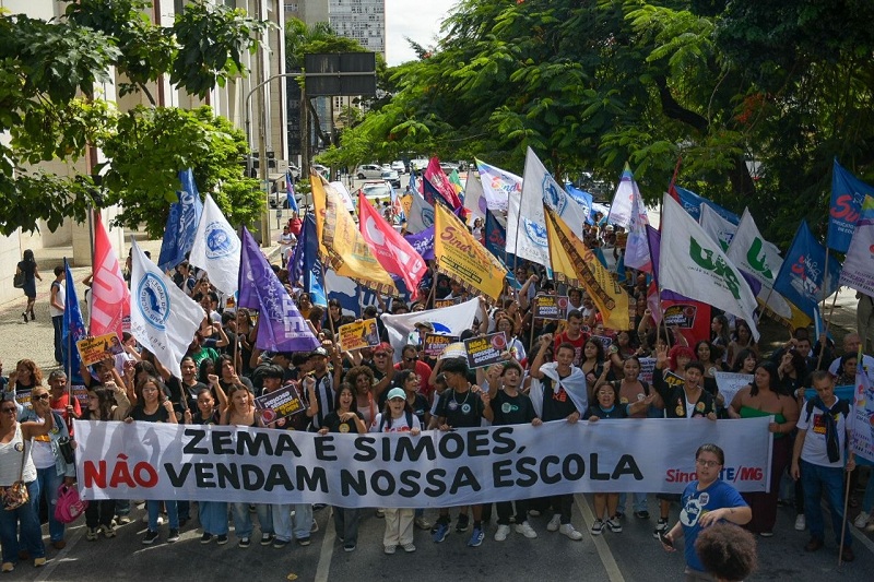 Leilão da Educação: governo Zema/Simões entrega 95 escolas da rede pública para empresa privada