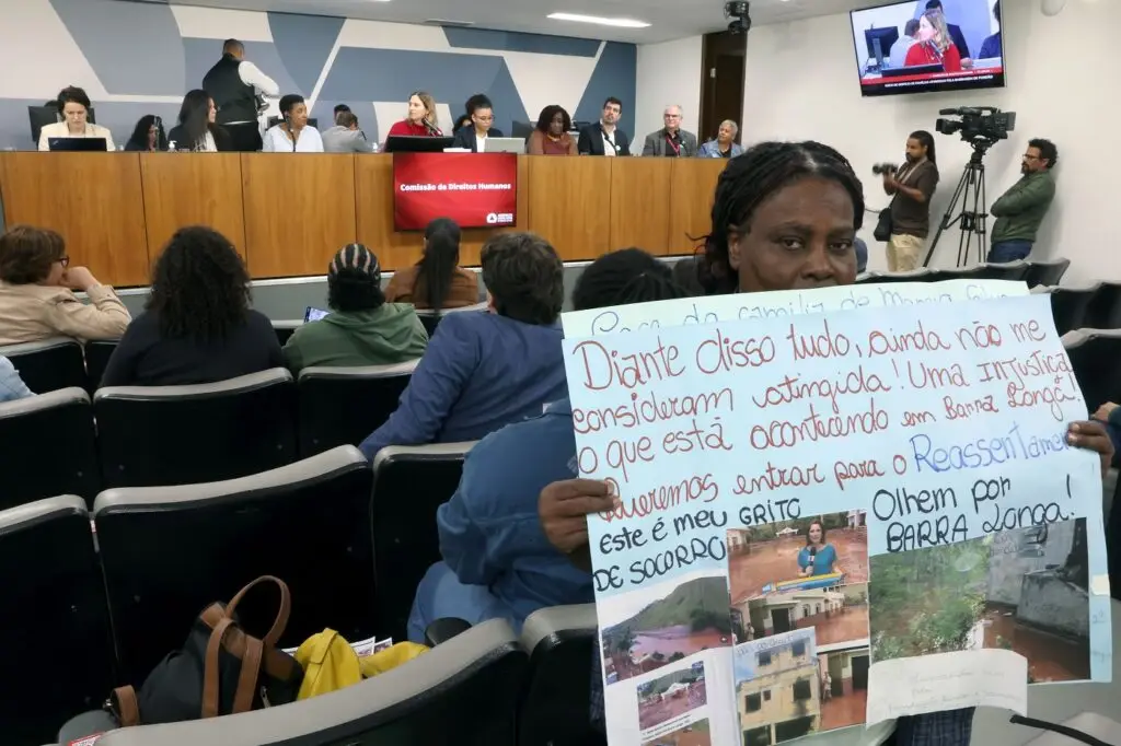 Após 11 anos sem reparação, Samarco ameaça despejo e deputados cobram ação do Estado 1 Famílias ameaçadas de despejo expõem falhas na reparação da tragédia de Mariana
